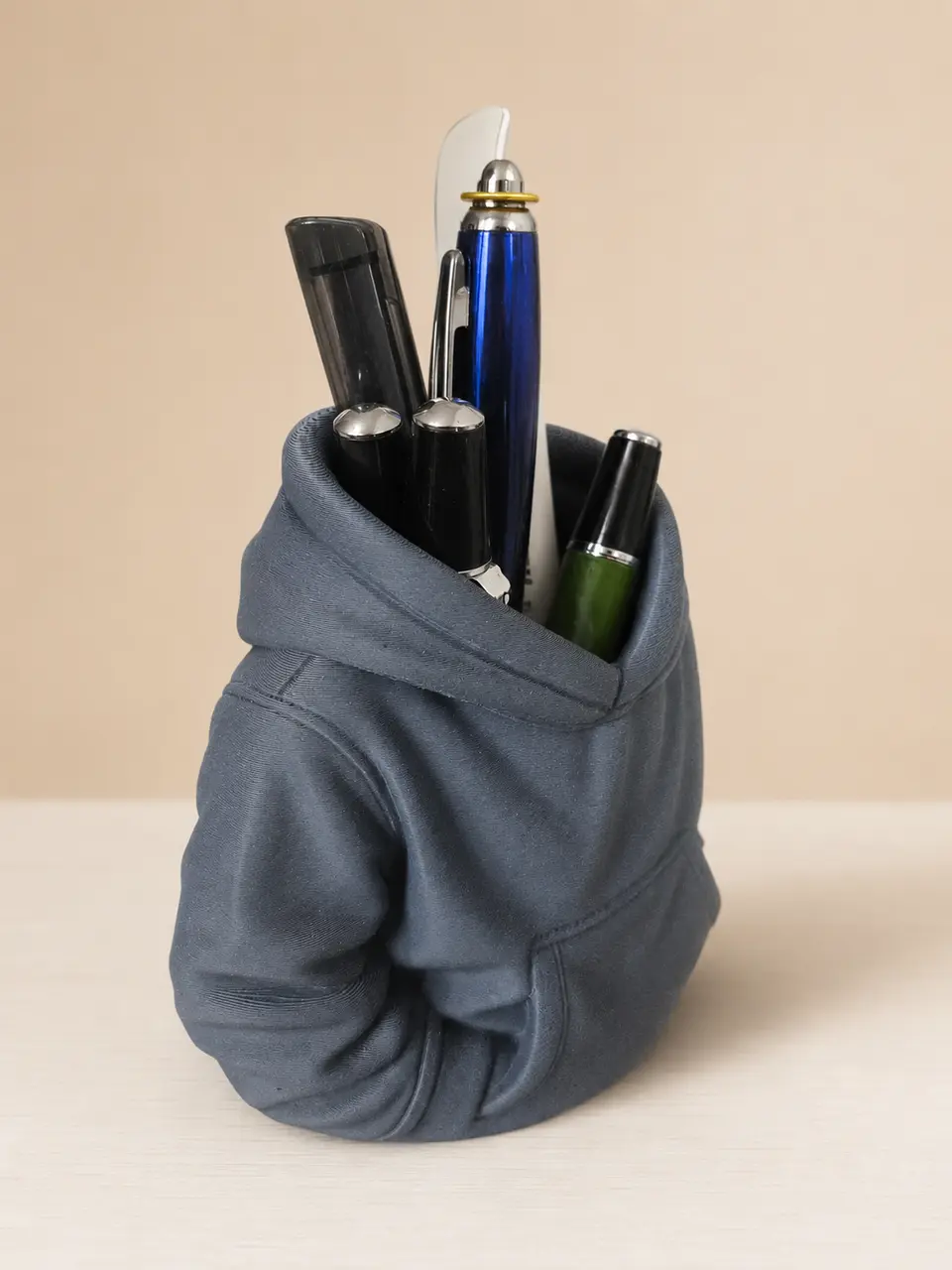 Seitliche Ansicht eines 3D-gedruckten Hoodie-Stiftehalters