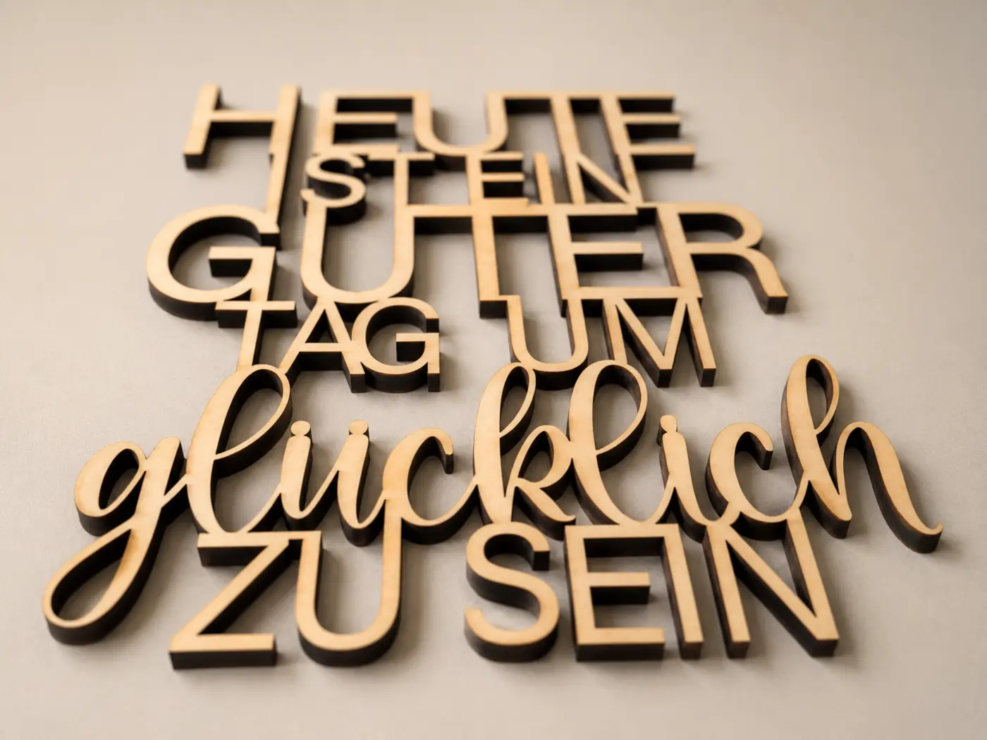 Aus Holz gelaserter Schriftzug