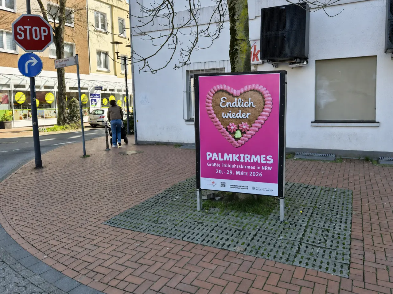 Aufgestelltes Plakat im Format Doppel-A0