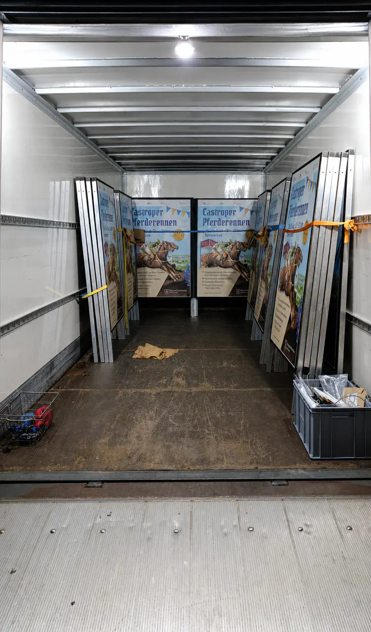 Plakataufsteller im LKW für die Aufstellung vorbereitet