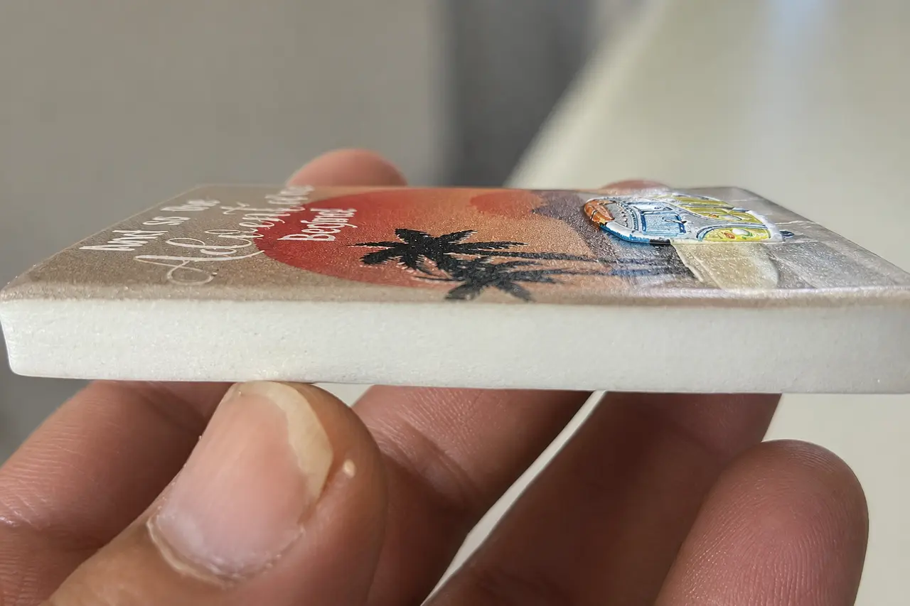 Detailaufnahme eines UV-Drucks mit mehrstufigem Relief
